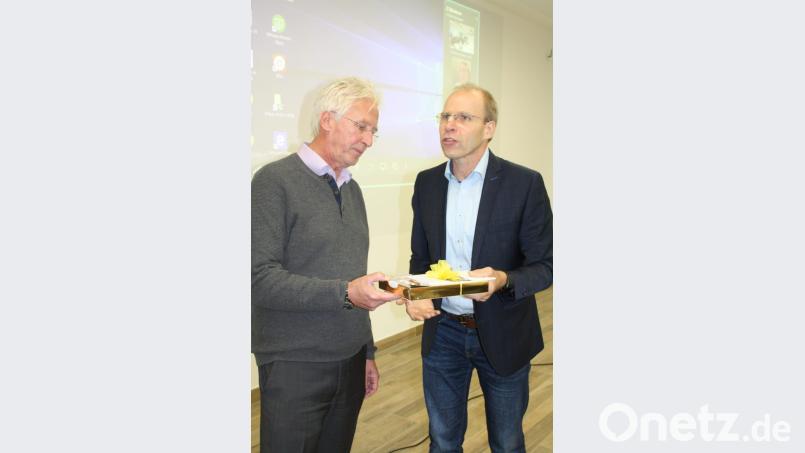 Als Geste des Dankes übergab Oberstudiendirektor Ludwig Pfeiffer (rechts) an Chefredakteur Norbert Gottlöber eine süße Spezialität der Schule. Bild: lg