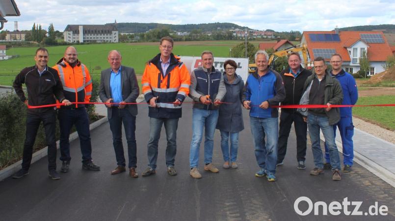 (von links) Bauverwalter Alexander Greiner, Torsten Lehr, Bürgermeister Roland Strehl und Markus Leitl (Fünfter von links) sowie die beteiligten Firmenvertreter eröffnen das neue Baugebiet Siedlerstraße I. Bild: e