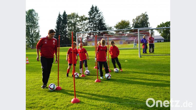 DFB-Trainer Markus Heumader bei den Übungseinheiten. Bild: fvo