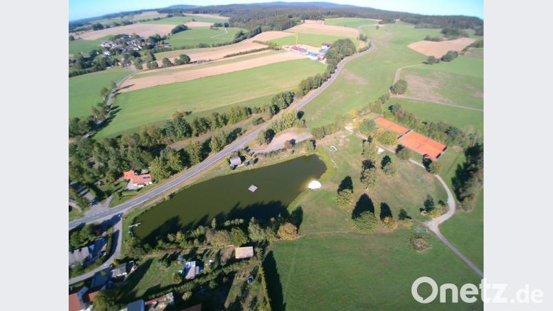 Das Gelände rund um den Badeweiher aus der Vogelperspektive. Im Bild rechts die Anlage des Tennisclubs. Bild: fla