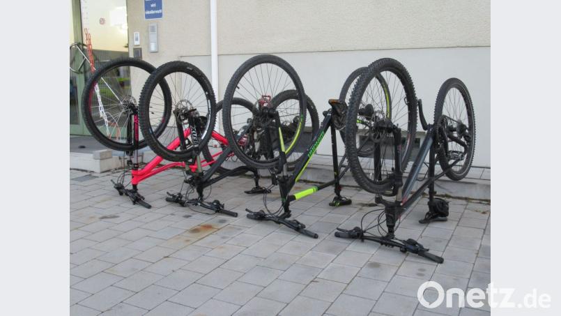 Diese Räder hätten sie auf dem Flohmarkt gekauft, behaupten zwei Männer. Die Fahnder der Grenzpolizei hat einen anderen Verdacht. Bild: Grenzpolizeiinspektion Waidhaus