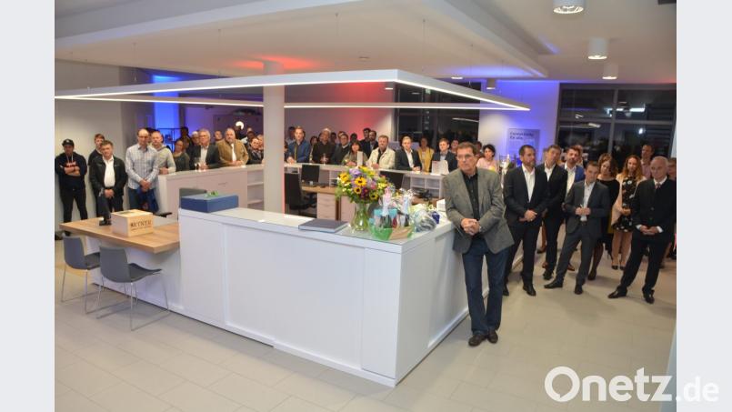 Mitarbeiter, Geschäftspartner und Freunde versammeln sich in den neuen Räumlichkeiten des Autohauses Dobner und stoßen mit den Inhabern bei einem gelungenen Galaabend auf einen zukunftsorientierten Erweiterungsbau an. Bild: dob