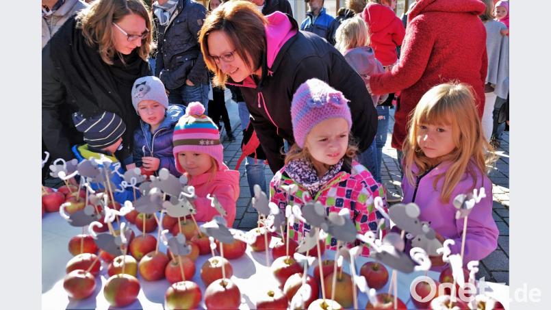 Besonders bei den Kindern kamen die Äpfel mit der Maus gut an. Bild: twi