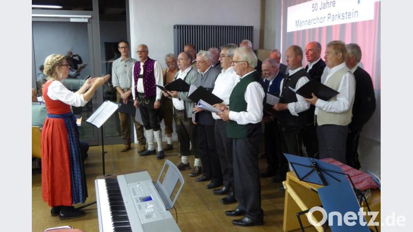 Eröffnung des Festabends mit dem Männerchor unter Leitung von Elvira Kuhl Bild: fsb