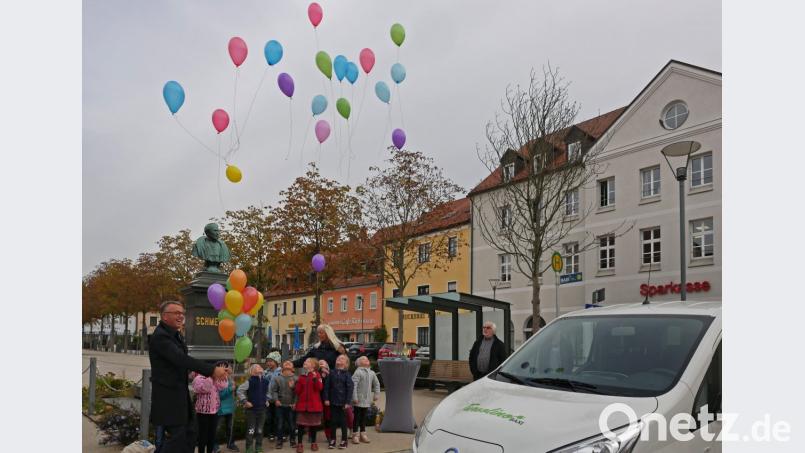 Die Vorschulkinder des Kindergartens Kunterbunt begrüßten das Tursolino-Baxi lautstark und ließen bunte Luftballon steigen. Bild: tr