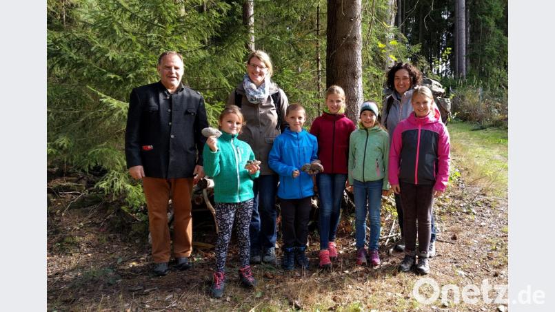 Die fünf Gewinner der Aktion Sommerferien-Leseclub bei der Biberwanderung mit (von links) Biberberater Hubert Platzer sowie Judith Gleißner und Tina Zeitler von Bücherei Team. Bild: lk