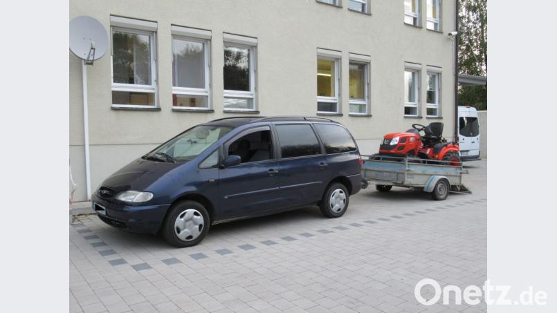 Der Rasentraktor auf dem Anhänger entpuppt sich als gestohlen. Bild: Grenzpolizeiinspektion Waidhaus
