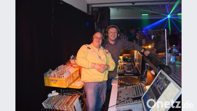 DJ Jacky (vorne) und DJ Christian (hinten) bedienen die Plattenteller und begeistern mit ihrem Musik-Mix aus den 70ern und 80ern. Bild: fla