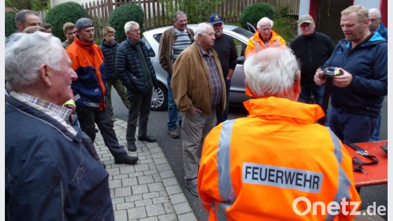 Christian Heil (rechts) erklärt die Funktionsweise von Airbags. Bild: gto
