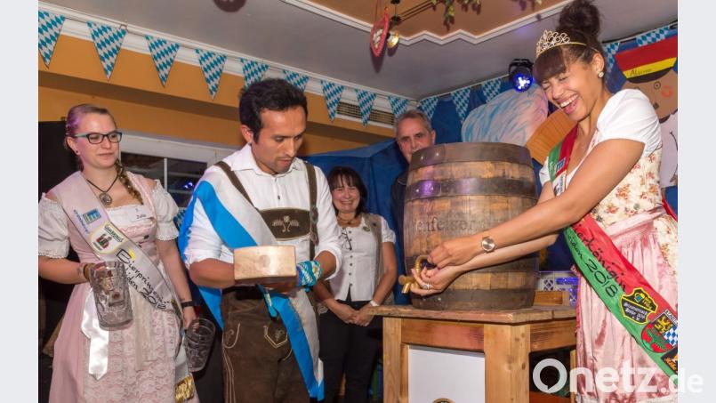 Vorsicht Finger weg! Der noch amtierende Bierkönig vom Vorjahr Jordan Abanto zapft mit zwei Schlägen das Festbier an. Links Bierprinzessin Julia Budnik. Rechts Bierkönigin Tabitha Octavo. Bild: Kunz