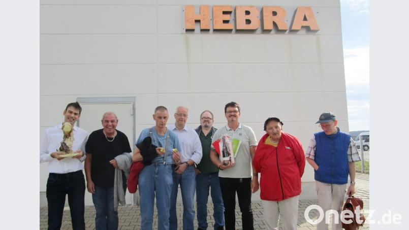 Mit einem Geschenk bedanken sich die Beschäftigten der arbeitstherapeutischen Werkstatt Dr. Loew bei Christian Lindner (Dritter von rechts) für die Führung durch die Firma Hebra. Bild: no