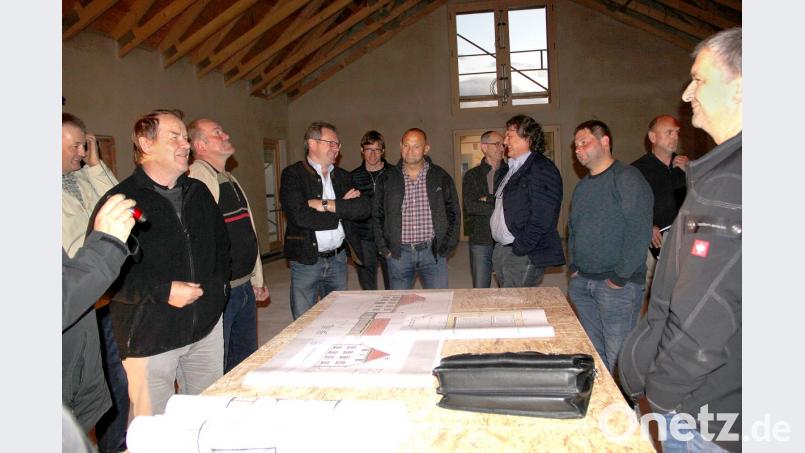 Über den aktuellen Stand der Baumaßnahme im Alt- und Neubau informierte Architekt Josef Schönberger (vorne links) Bürgermeister und Gemeinderäte. Anhand einer Entwurfsplanung erläuterte der Architekt die Fassadengestaltung des künftigen Pfarr-und Jugendheimes. Bild: boj