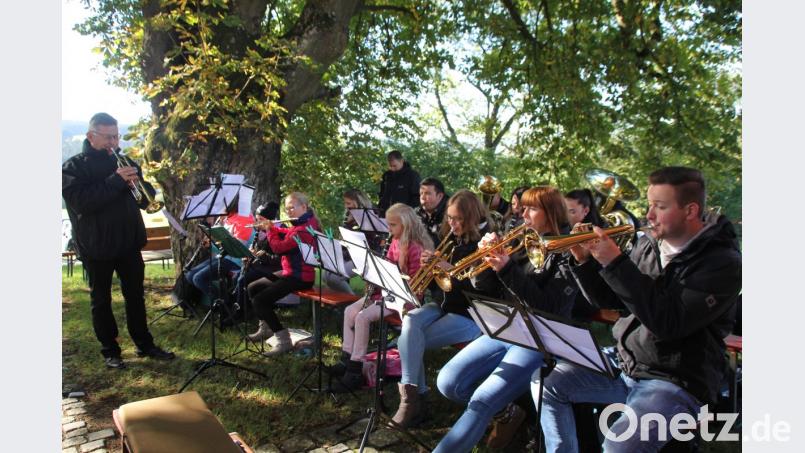 Die stark verjüngte Teunzer Blaskapelle eröffnete den Festgottesdienst. Bild: frd