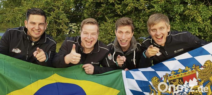 Brasilien lässt grüßen: Die "Rotzlöffl" treten beim weltweit viertgrößten Oktoberfest auf. Von links: Matthias Zimmerer aus Pirk, Christoph Plank aus Stulln, Sandro Augustin aus Etzenricht sowie David Sorgenfrei aus Neunburg vorm Wald. Bild: exb