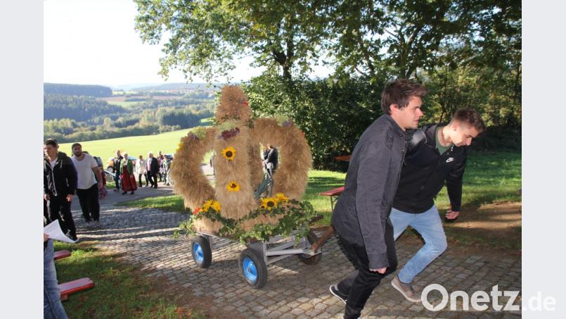 Die katholische Landjugend Fuchsberg brachte die festlich geschmückte Erntekrone, zusammen mit den zu segnenden Speisen zur Jakobikirche. Bild: frd
