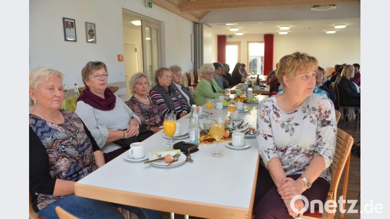 Der katholische Pfarrsaal St. Marien ist am Samstagvormittag fest in Frauenhand. Ob sich die eine oder andere aufraffen kann, sich zur Wahl zu stellen? In den kirchlichen Gremien wie Pfarrgemeinderat und Kirchenverwaltung sollten sie lieber den Männern Vortritt lassen, riet Anneliese Röhrl. Frauen gehören in die Politik. Bild: dob