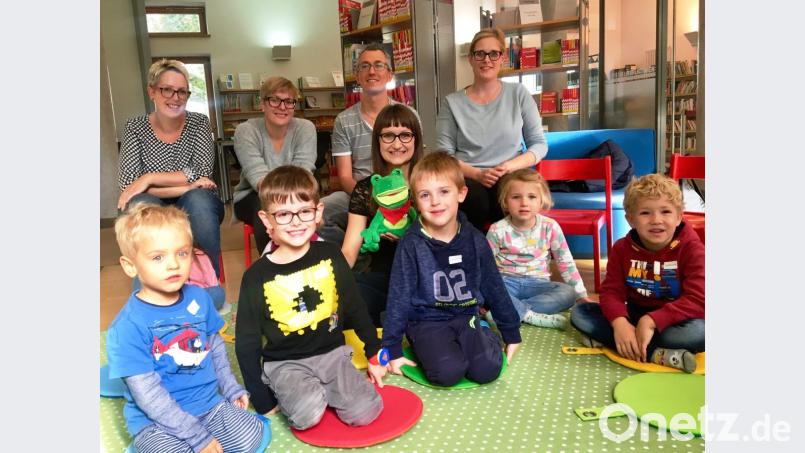 Bücherfrösche der 16 Uhr-Gruppe mit Eltern, Maskottchen Fridolin und Gruppenleiterin Theresa Fischer Bild: exb