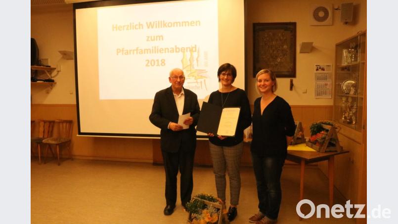 P. Friedhelm Czinczol und Chorleiterin Christine Sommer (rechts) verliehen Sandra Ernstberge für 25 Jahre aktives im Kirchenchor die Silbermedaille des Cäcilienverbandes. Bild: exb