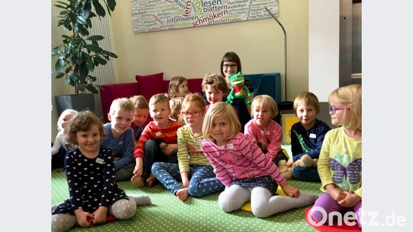 Kinder der Gruppe 17 Uhr-Gruppe mit Maskottchen Fridolin und Gruppenleiterin Theresa Fischer Bild: exb