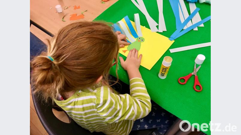 Konzentriert schneiden und kleben die Kinder an der Bastelei Bild: exb