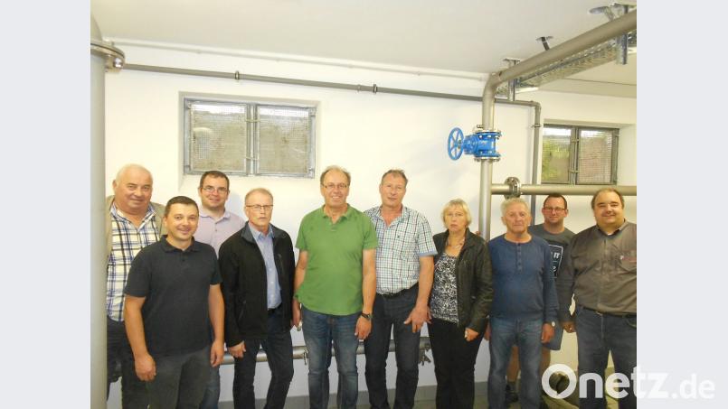 Die Gruppe der Freien Wähler Konnersreuth um Vorsitzenden Max Bindl (Vierter von links) informierte sich bei Wasserwart Alfons Haberkorn (Fünfter von links) über die Wasserversorgung der Gemeinde. Bild: exb