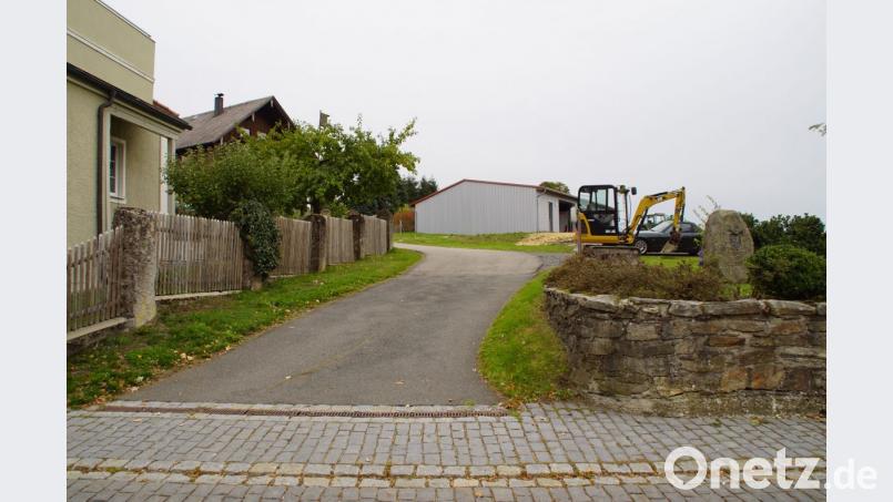 .Der bisher im Privateigentum liegende Weg, künftig “Hauptstraße 41 bis 43”, gegenüber der Wallfahrtskirche, wird für öffentliche Nutzung umgewidmet. Bild: mmj
