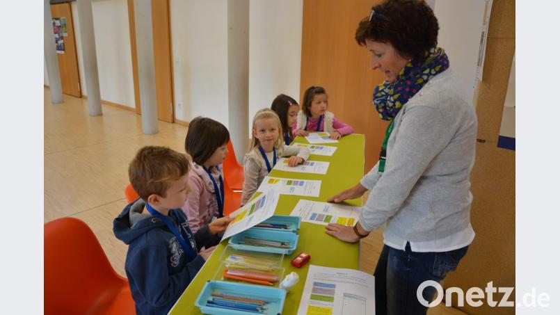 Fachoberlehrerin Christiana Enslein (AELF) mit Kindern beim Ausmalen des Arbeitsblattes. Bild: jr