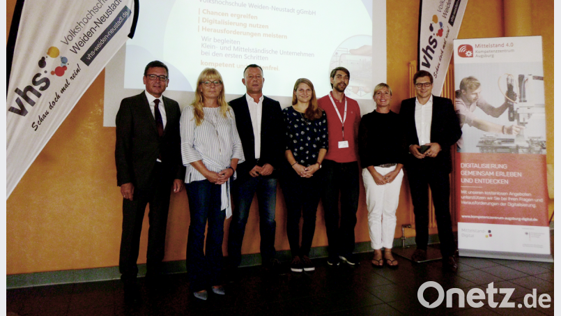 Mittelständler erhalten Hilfe bei der Digitalisierung. Details stellten vor ( von links) Arbeitsagenturchef Thomas Würdinger, Dagmar Bock vom Fachbereich vhs2business, VHS-Geschäftsführer Stefan Frischholz, Laura Merhar vom Kompetenzzentrum Mittelstand 4.0, Philipp Hermannsdörfer vom DGO Weiden, Sigrid Horn ebenfalls vom Kompetenzzentrum und Wirtschaftsförderer Nicolas Lahovnik Bild: Bühner