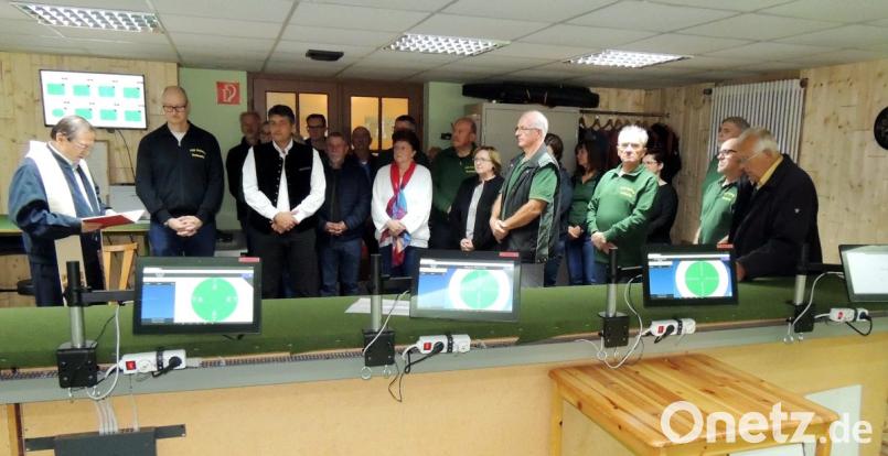 Stadtpfarrer Bernhard Müller (links) gibt der neuen elektronischen Schießanlage für Luftdruckwaffen den kirchlichen Segen. Zur Einweihung sind die Hubertusschützen um Bernhard Ott, Bürgermeister Edgar Knobloch und Chronist Monsignore Karl Wohlgut (rechts) gekommen. Bild: mor