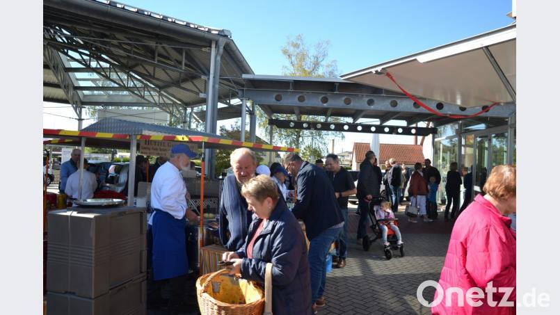 Dank des schönen Wetters spielt sich am Tag der offenen Tür im Autohaus Dobner auch vieles im Freien ab. Bild: dob