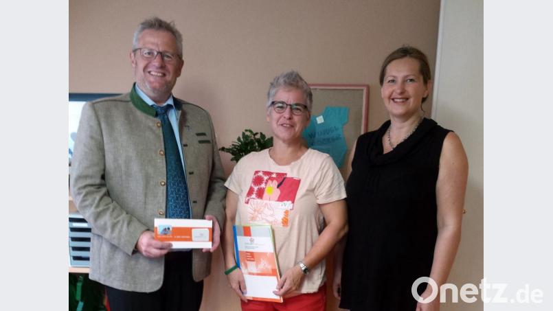 OB Andreas Feller erhielt Informationen aus erster Hand von Ute Schieder (Mitte) und Jadranka Umek (rechts). Bild: exb