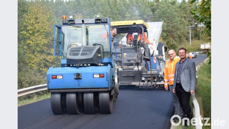 Auf einer Länge von 3,3 Kilometern wird derzeit die Gemeindeverbindungsstraße Hohenburg – Mendorferbuch neu aufgeteert. Bürgermeister Florian Junkes (rechts) und Bauleiter Jochen Zuber von der Tiefbaufirma Richard Schulz aus Pfreimd begutachten auf dem Bild die Teerarbeiten in der Nähe der Ortschaft Allertshofen. Bild: bö