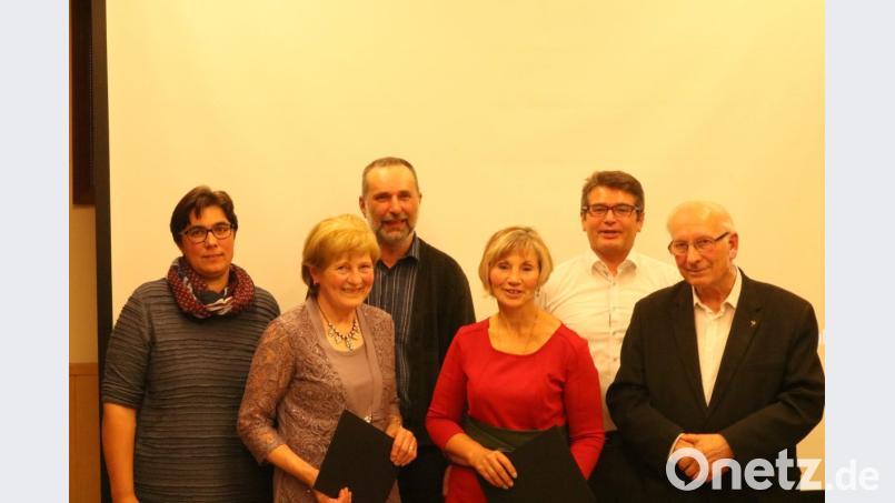 Langjährig engagierte Pfarrgemeinderatsmitglieder sind beim Pfarrfamilienabend verabschiedet worden. Von links Pfarrgemeinderatssprecherin Bettina Männer zusammen mit Maria Hecht, Helmut Übelacker, Maria Schicker, German Gleißner sowie P. Friedhelm Czinczol. Bild: exb