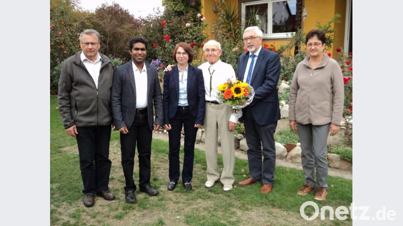 Viele Gratulanten überbrachten Franz Schwarz (Dritter von rechts mit Tochter Gertrud) Glückwünsche zum 90. Geburtstag. Darunter waren auch Michael Eichhammer (links) und Monika Graf (rechts) für den Gartenbauverein, Pfarrvikar Joseph Kokkoth (Zweiter von links) und Bürgermeister Manfred Rodde (Zweiter von rechts). Bild: ksi