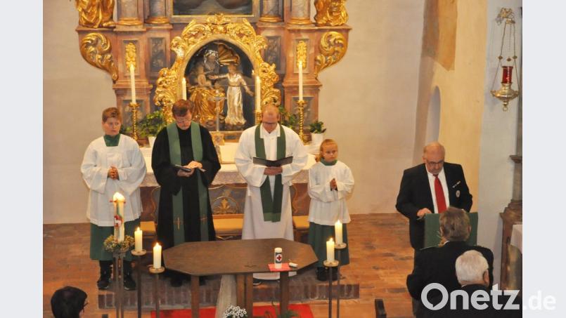 Der evangelische Pfarrer Volker Wappmann (links) und Kaplan Ulrich Eigendorf (rechts) feiern mit den BRK-Mitstreitern einen Gedenkgottesdienst in der Simultankirche in Altenstadt. ILS-Leiter Herbert Putzer, selbst Mitglied der Vohenstraußer Bereitschaft, trägt die Fürbitten vor und erinnert an alle verstorbenen Kameraden, insbesondere an Manfred Bäumler aus Eslarn, der heuer verstorben ist. Bild: dob