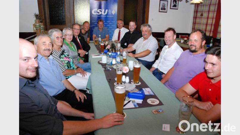Sie wollen die Politik im Landtag und Bezirkstag mitgestalten: Martin Preuß, Thomas Bärthlein (Fünfter und Sechster von links) sowie Henner Wasmuth und Harald Schwartz (Fünfter und Sechster von rechts). Bild: sche