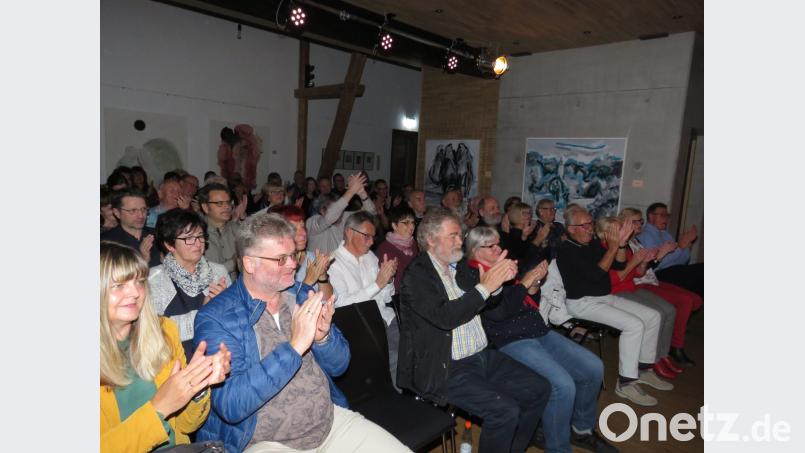 Im Publikum waren viele alte Freunde von Wolfgang Bernreuther. Ein Ehepaar ist sogar con Bad Segeberg aus nach Waldsassen gereist. Bild: ubb