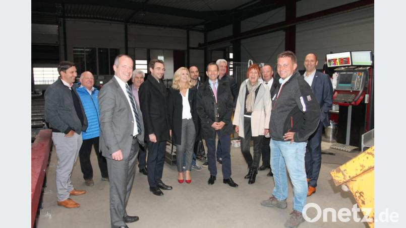 Staatssekretär Oliver Wittke (Dritter von links) ist hellauf begeistert über die Entwicklung der Stefan Voit GmbH und spricht dem Unternehmer (Zweiter von rechts) ein Riesenkompliment aus. Bild: pi