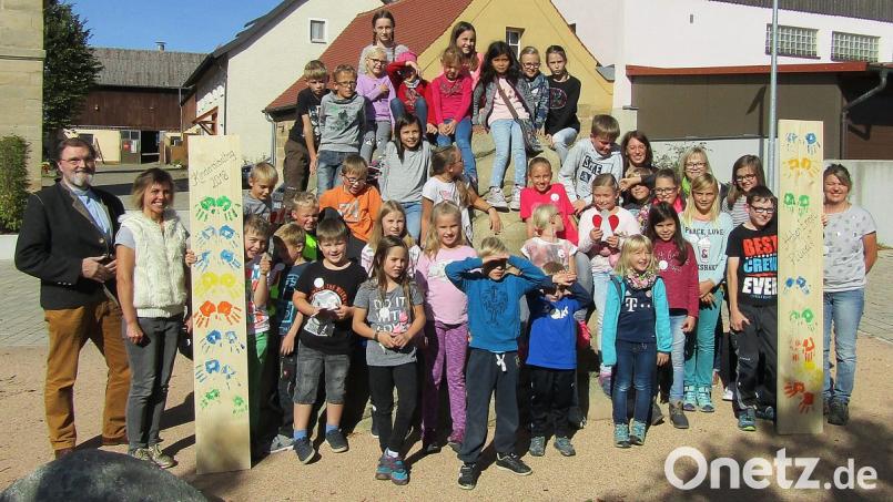 Den Bibeltag verbringen die Kinder mit Diakon Franz Josef Reck (links), Erzieherin Anna Beyer vom Pfarrgemeinderat (hinten, Vierte von rechts) und Müttern aus dem Familiengottesdienstteam. Bild: sck