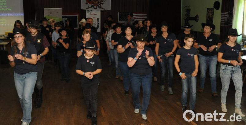 Tanzen für die Tiere in Amberg: 800 Euro kommen beim 24-stündigen Line-Dance in Süß zusammen. Bild: gf