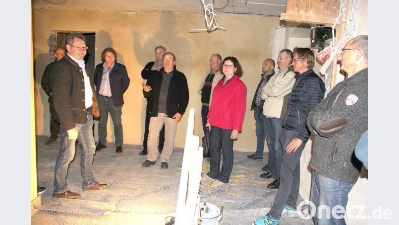 Umfassende Informationen gab es für Bürgermeister Martin Prey (links), stellvertretende Bürgermeisterin Rita Salomon und den Gemeinderat Niedermurach vom Architekten Josef Schönberger (Mitte) zum Stand der Sanierungsarbeiten. Unser Bild zeigt das Gremium im Obergeschoss des ehemaligen Pfarrhauses. Bild: boj