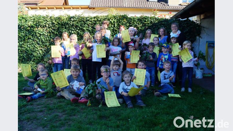 Die teilnehmenden Kinder - im Bild zusammen mit den Verantwortlichen des GOV Gleiritsch (hinten von rechts) Sabine Hutzler, Maria Zinkl, Andrea Zeitler und Rita Schwandner - freuten sich über ihre Urkunden. Bild: sgs