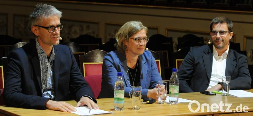 Die Redakteure der Süddeutschen Zeitung auf Bayern-Tour (von links): Sebastian Beck, Katja Auer und Wolfgang Wittl stellen sich mit viel Humor und Fachwissen den Fragen des Publikums. Bild: gf