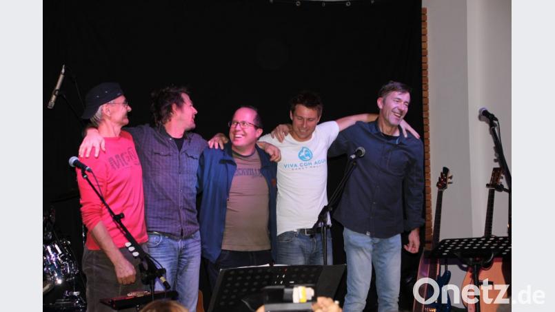 die Musiker beim Schlussapplaus Bild: den
