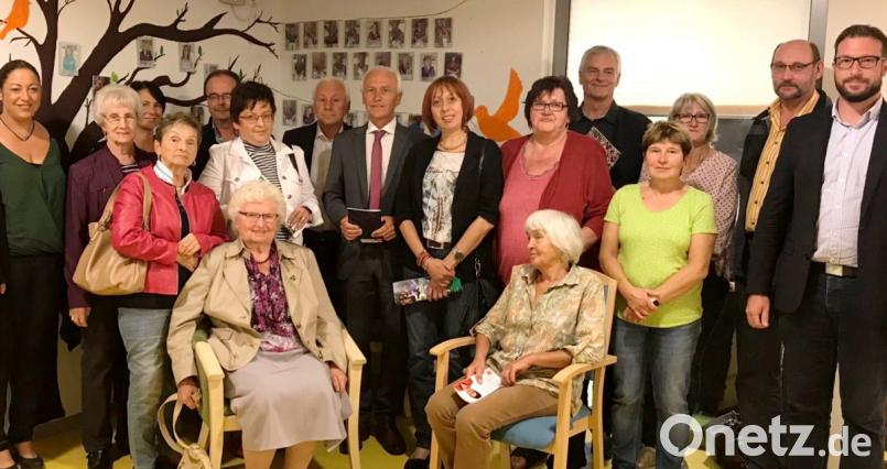 Die Kreis-AsF stattete dem Senioren-Servicehaus einen Besuch ab. Auf dem Bild Heimleiterin Tina Ahrendt (links), Fachbereichsleiter Andreas Neugirg (rechts), Bürgermeister Peter König, (Neunter von rechts) sowie Landtagskandidatin Jutta Deiml (Achte von rechts), Bezirkstagskandidatin Brigitte Scharf (Fünfte von l-inks) und AsF-Kreisvorsitzende Christine Trenner (Siebte von rechts). Bild: njn