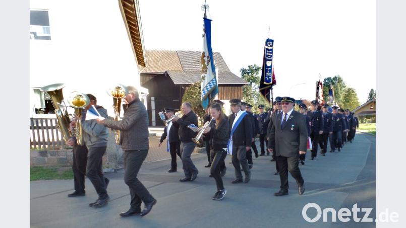 Der Kirchenzug unter den Klängen der „Kulmmusikanten“ bildet den Auftakt des Kirchenpatroziniums in Mockersdorf. Im Gleichschritt marschieren die Vereinsvertreter zur Pfarrkirche „Sankt Michael“. Bild: Brendel, Hubert (BR)