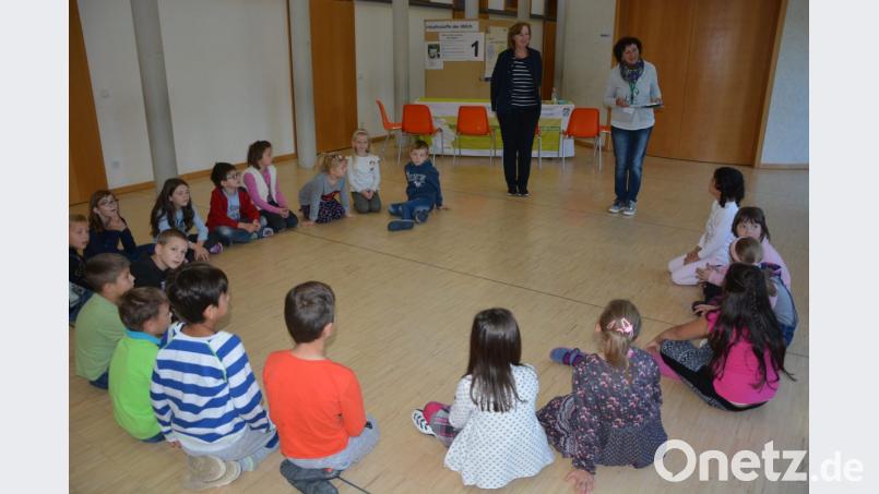 Die Klasse 2c machte am Donnerstagmorgen den Anfang beim Aktionstag an der Grundschule Tirschenreuth. Begrüßt wurden sie von Rektorin Gabriele Grünwald (links) und Fachoberlehrerin Christiana Enslein (AELF). Bild: jr