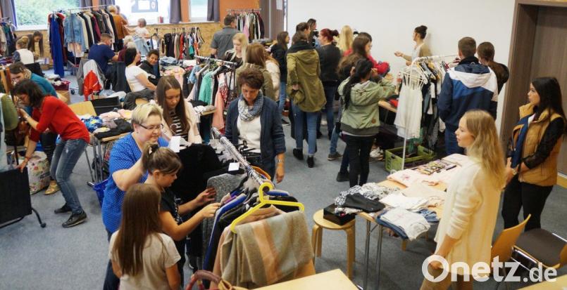 18 Anbieter hatten beim Mädchen-Flohmarkt im Mehrgenerationenhaus aktuelle Mode zu kleinen Preisen aufgereiht. Groß war das Interesse der Käufer. Bild: weu