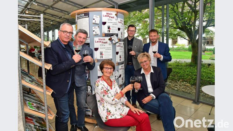 Stoßen schon einmal auf die Neuauflage des Wein-Lese-Festes an (von links): Stefan Kunnert, Hans Bräuer, Waltraud Koller-Girke, Christoph Skutella, Sabine Guhl (alle Pro Libris) und Bürgermeister Jens Meyer. Bild: Petra Hartl