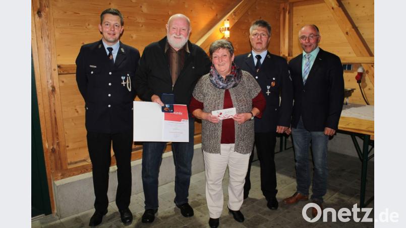 Ein ganz besonderer Moment: Reinhold Reinl (Zweiter von links) wird mit der Ehrenmedaille des Landesfeuerwehrverbandes Bayern ausgezeichnet. Unser Bild zeigt ihn und seine Ehefrau Hilde mit Kommandant Markus Hefner (links), Bürgermeister und Vizelandrat Albert Nickl sowie Vorsitzendem Martin Rodler (von rechts). Bild: rod